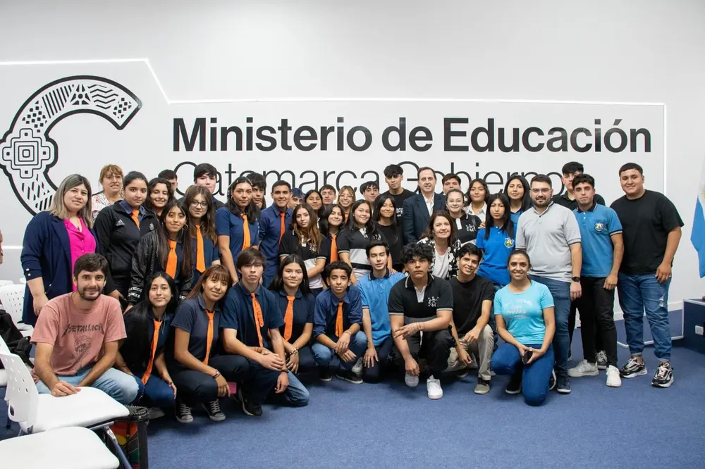VISITA DE ESTUDIANTES AL MINISTERIO DE EDUCACIÓN 
