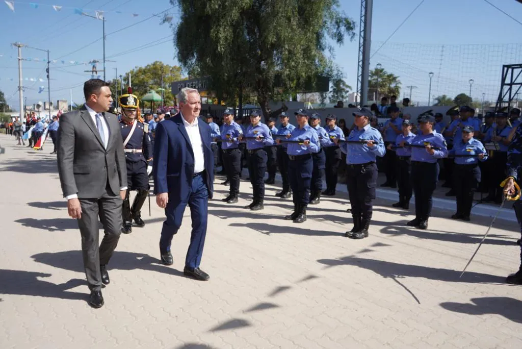 Granaderos engalanaron el acto central